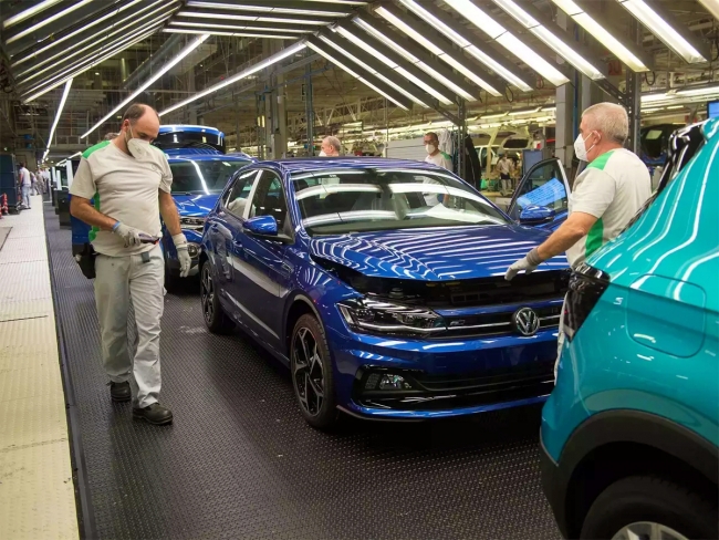 Alman otomotiv devi Volkswagen çip krizinin 'en derin' noktasında olduklarını duyurdu.